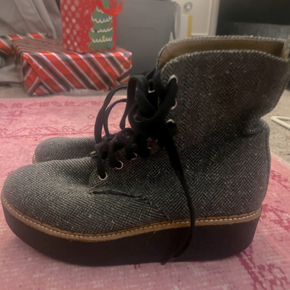 8 1/2 boots by Flamingo barely worn..really unique print/fabric